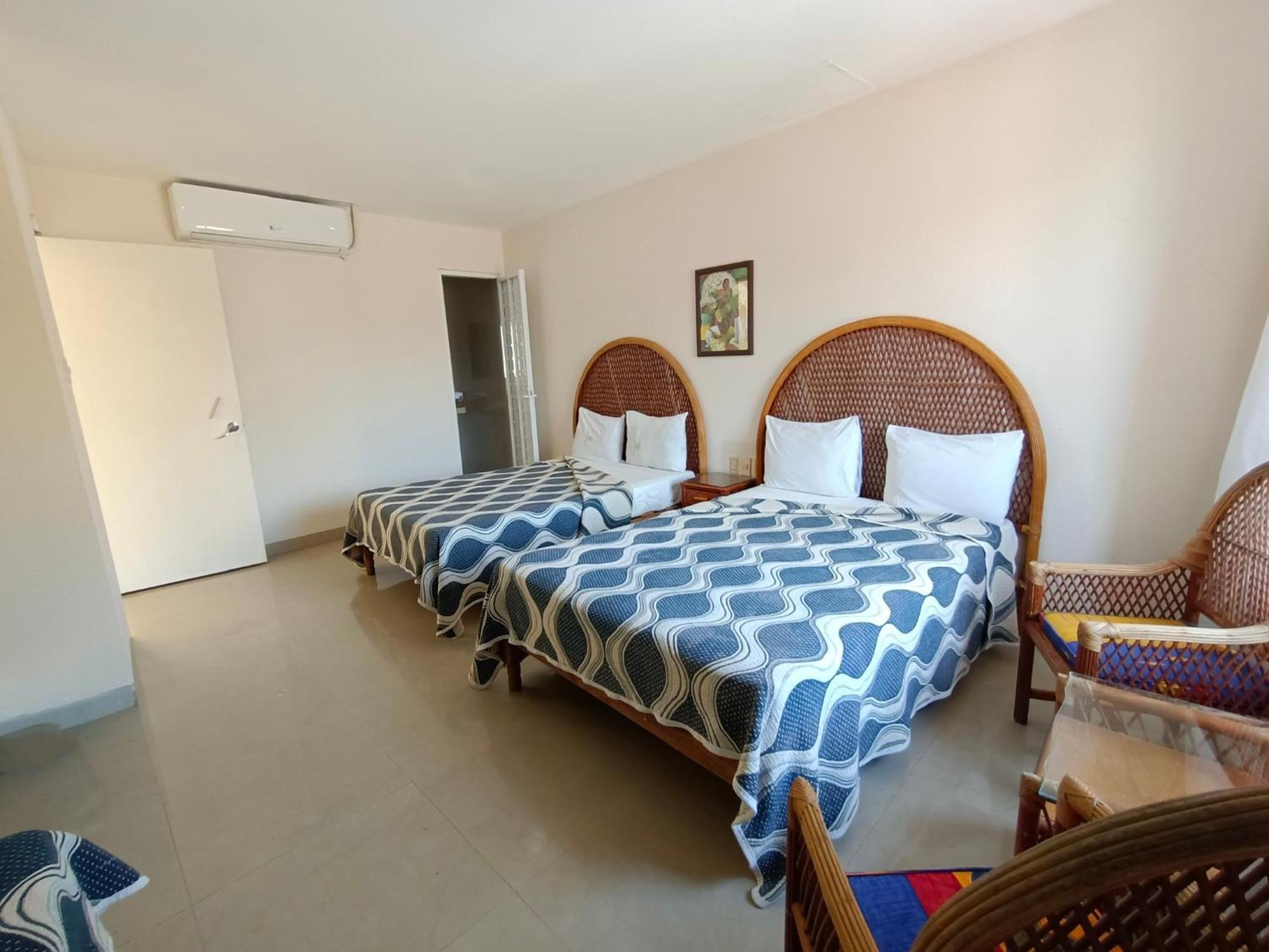 Playa De Oro Hotel 3*