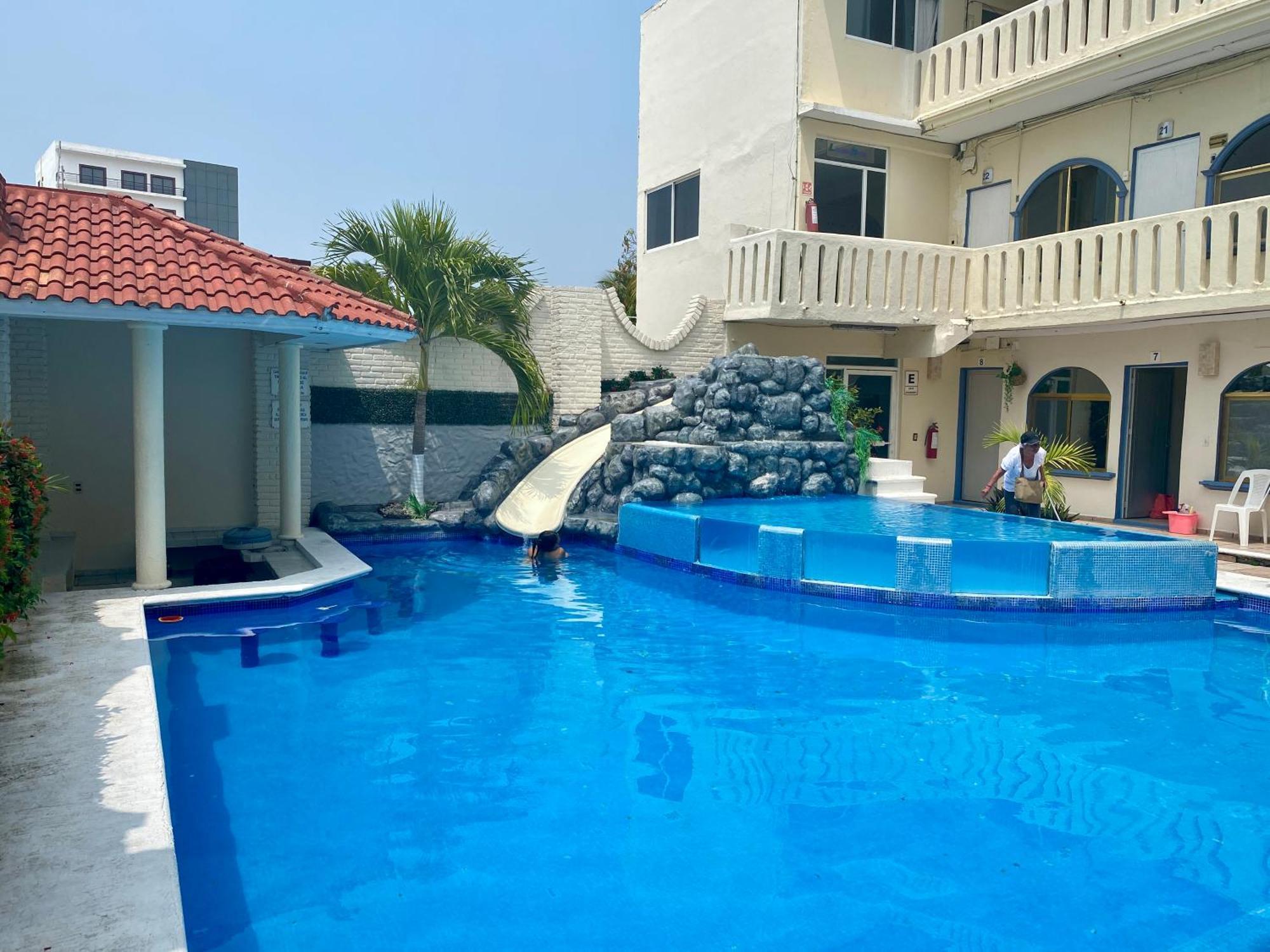 Playa De Oro Hotel 3*